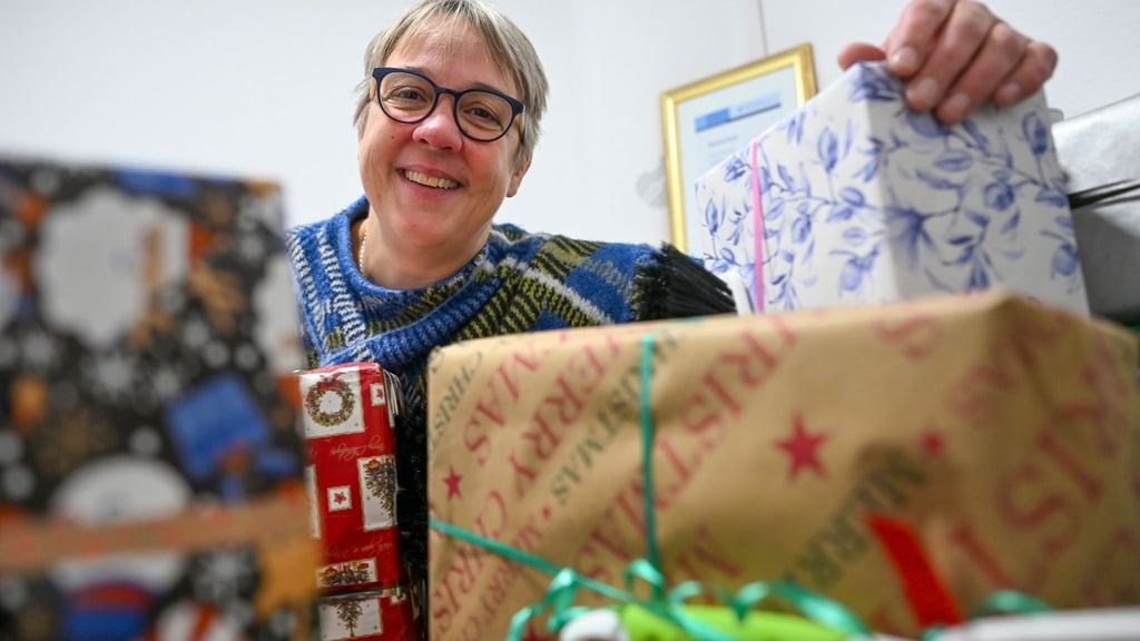 Die Päckchen sind für Obdachlose bestimmt, die Weihnachten im Franziskaner-Kloster feiern.