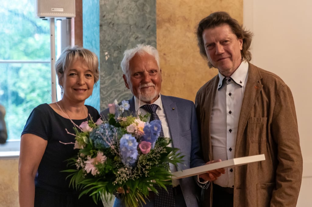 In diesem Sommer haben Köthens Oberbürgermeisterin Christina Buchheim und Gambist Thomas Fritzsch im Köthener Spiegelsaal den Carl-Friedrich-Abel-Preis an den langjährigen Leiter des Wettbewerbes, Siegfried Pank (Mitte), verliehen.