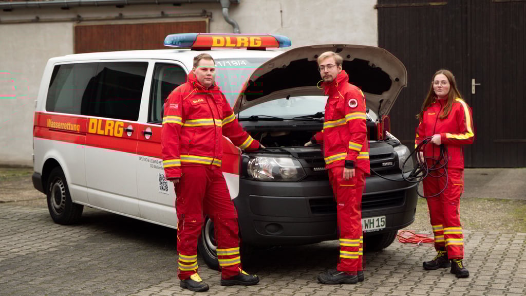 Die Einsatzbereitschaft unseres DLRG-Fahrzeugs ist nicht mehr zu hundertprozent gewährleistet", sagt Jannik Littmann (l.), hier mit Hannes Thieme und Luise Martin. (r.). Hier muss das Team einen Fremdstart einleiten, weil die reguläre Fahrzeug-Batterie zu schwach ist, um auch die Rettungstechnik zu versorgen. 