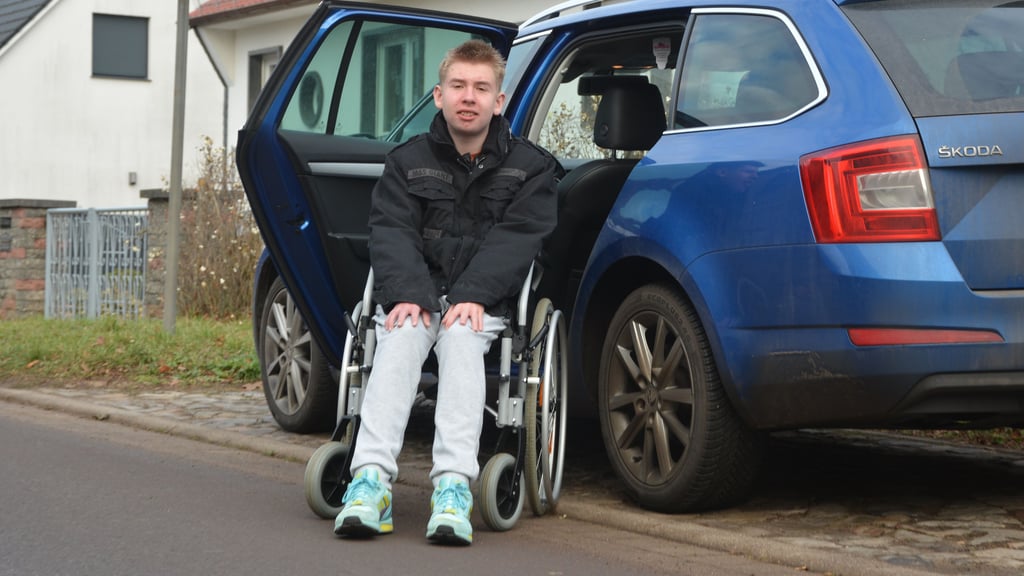 Autofahrten sind für Veit wegen seiner unheilbaren Krankheit mittlerweile nicht nur beschwerlich, sondern auch schmerzhaft. Er hofft nun auf ein größeres und barrierefreies Auto.
