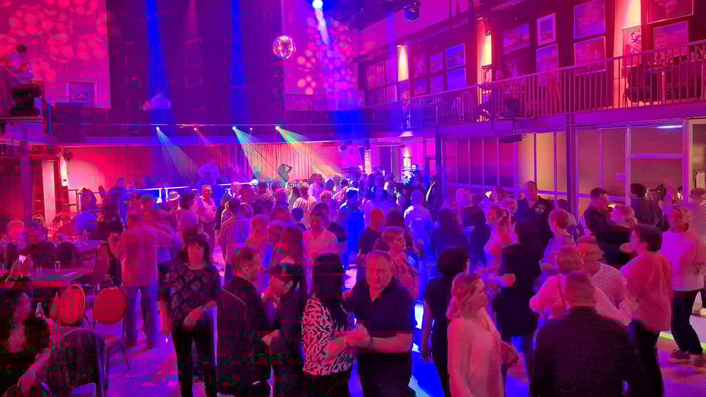 „Nachtschicht“ pur: Technik-Nerd Jörg Blank sorgt für eine  geradezu magische Lichtshow. Stefan Berger an den Turntables heizt den Tanzwütigen ein. 