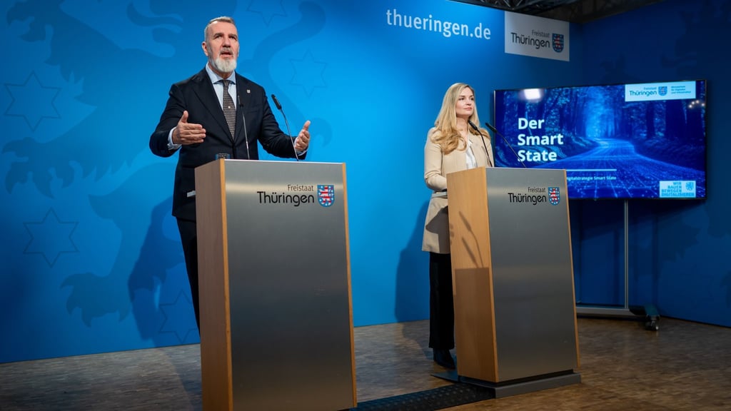 Digitalminister Steffen Schütz (BSW) und Digitalstaatssekretärin Milen Starke präsentieren die neue Strategie.