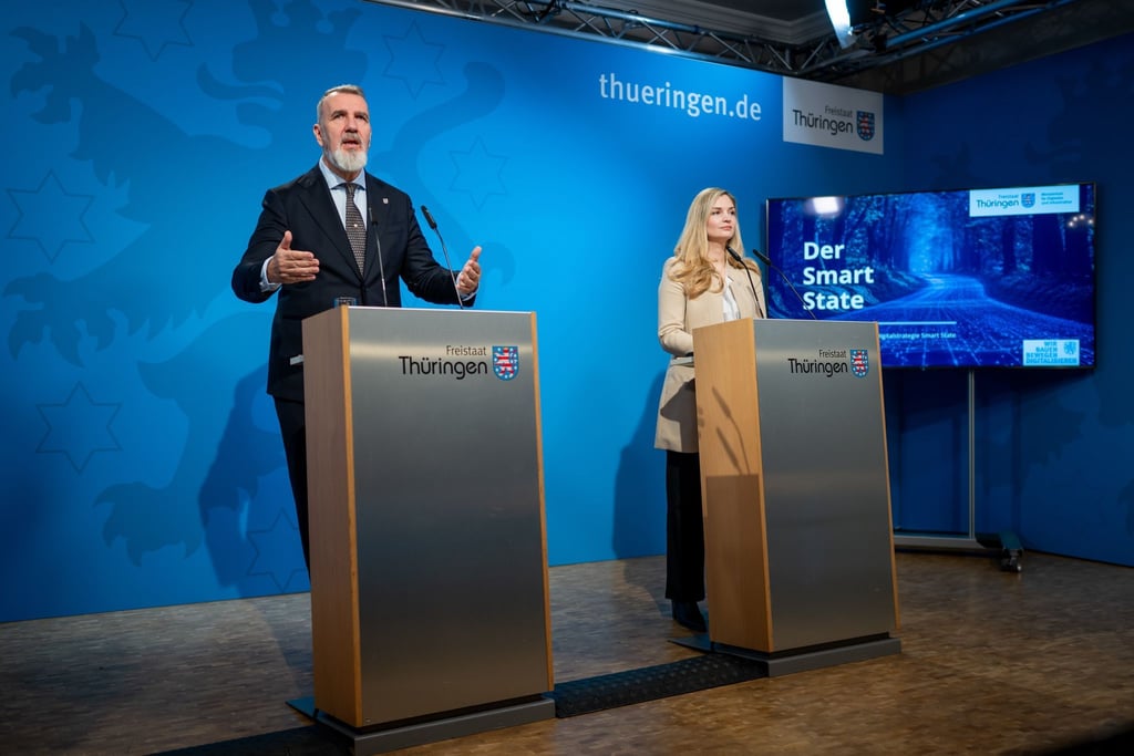 Digitalminister Steffen Schütz (BSW) und Digitalstaatssekretärin Milen Starke präsentieren die neue Strategie.