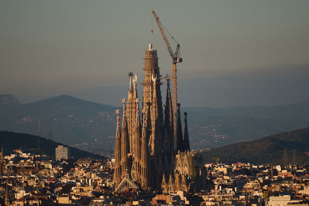 Architektur-Ikone in Barcelona: die Basilika Sagrada Família. Mit einem neuen Kreuzsegment überragt die Basilika in Barcelona erstmals das Ulmer Münster.