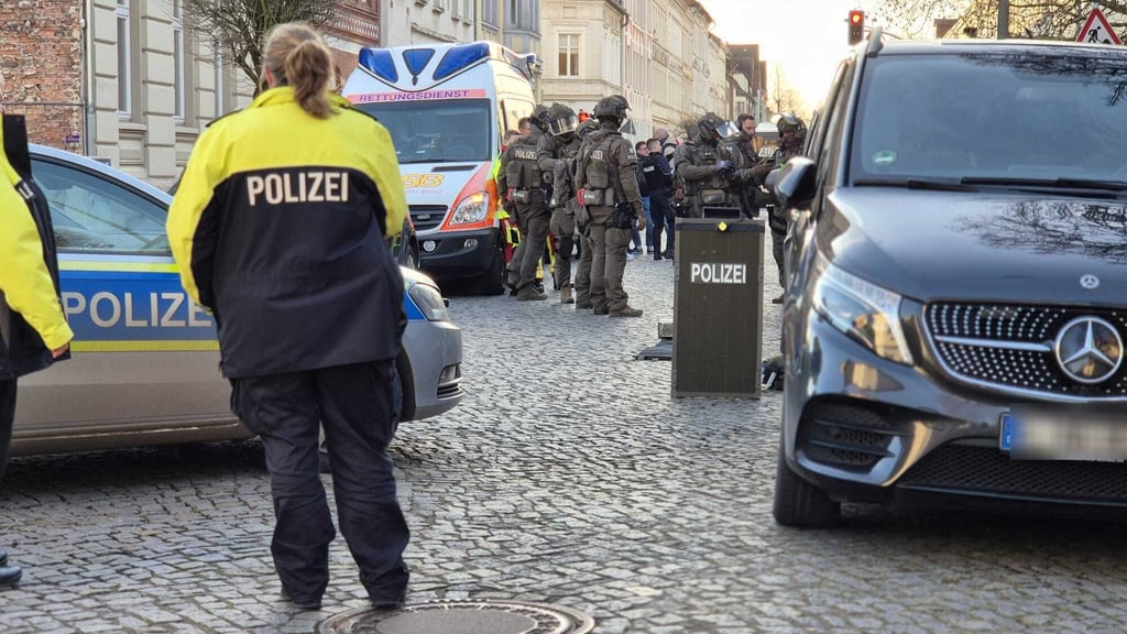 Polizei und SEK sind in der Grabenstraße in Stendal am 16. Dezember im Einsatz.