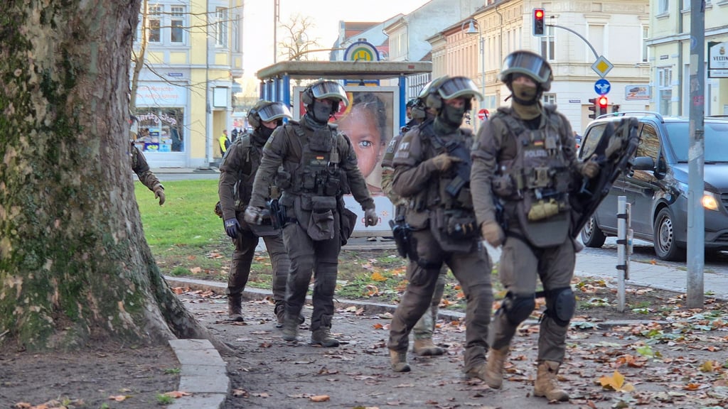 Polizei und SEK sind in Stendal am 16. Dezember im Einsatz.