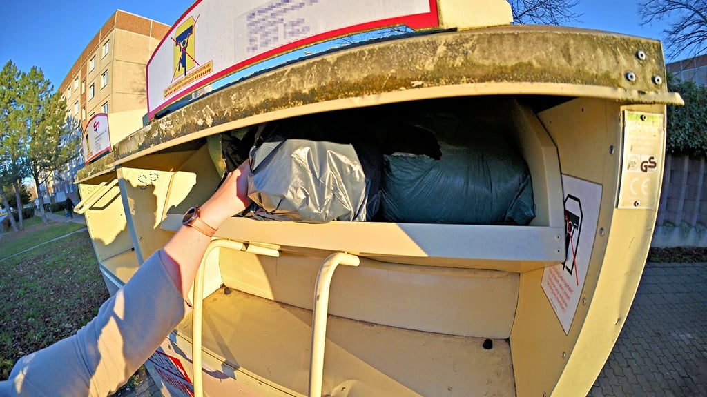Noch brauchbare Kleidung kann in Aschersleben künftig nicht mehr zum Altkleider-Container gebracht werden. Die Behälter verschwinden.