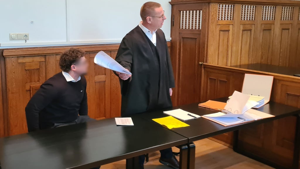 Der Angeklagte Patrick M. (l.) und sein Strafverteidiger Fabian Hering beim Prozessauftakt am Amtsgericht Schönebeck. 