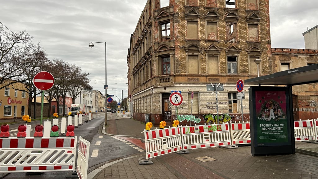 In Magdeburg startet der Abriss für das einsturzgefährdete Haus. 