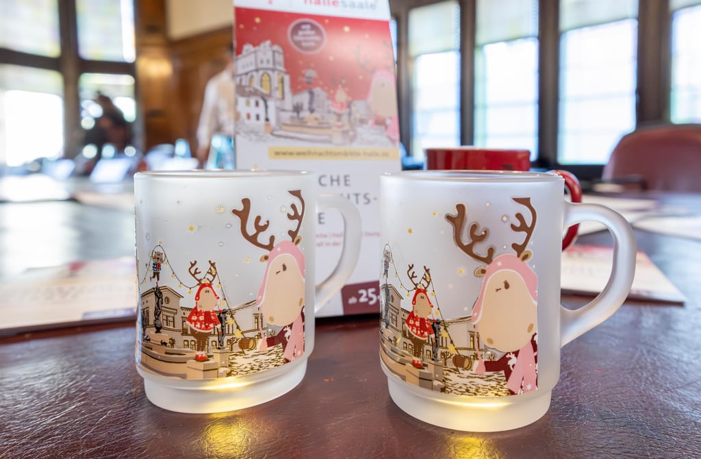 Vergriffen: Die neue Weihnachtstasse aus Milchglas mit Finni-und-Rudi- sowie Domplatz-Motiv ist vergriffen. Die Stückzahl war auf 2.500 limitiert. 