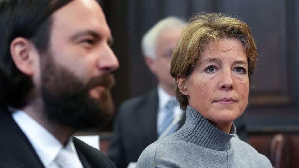 Christina Block sitzt im Gerichtssaal neben ihrem Verteidiger Ingo Bott.