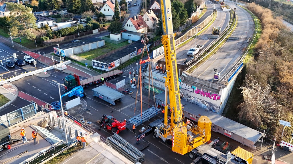 An der Brenneckestraße in Magdeburg laufen die Arbeiten für das Auflegen der ersten Behelfsbrücke des Magdeburger Rings.