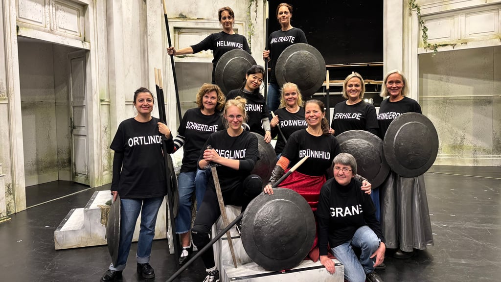 Hat Spaß bei ihrer Arbeit - Silke Nuss (vorn rechts) machte mit beim Pausenfoto während der Walküre-Proben. Der Name Grane auf ihrem T-Shirt hat eine besondere Bewandtnis.