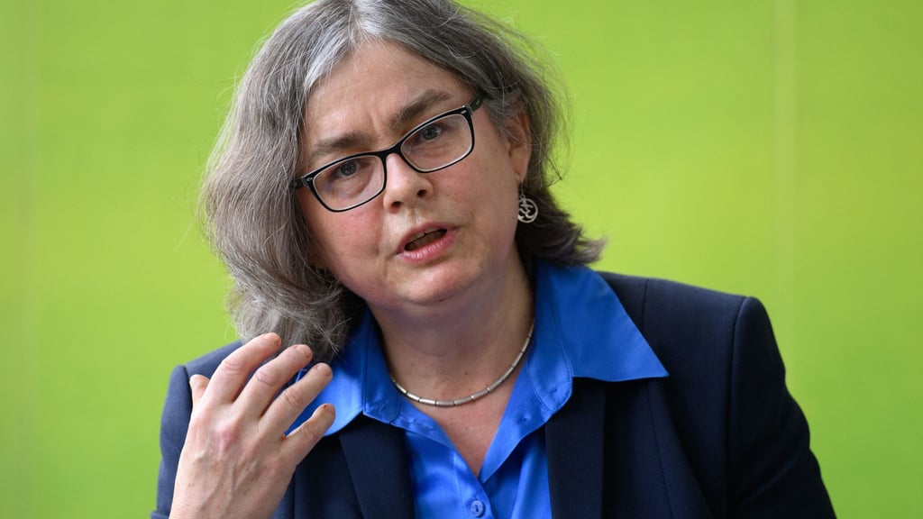 Umweltbürgermeister Eva Jähnigen (Grüne) kündigte vollumfängliche Informationen zu den weiteren Untersuchungsergebnissen nach dem PFAS-Fund an. (Archivbild)