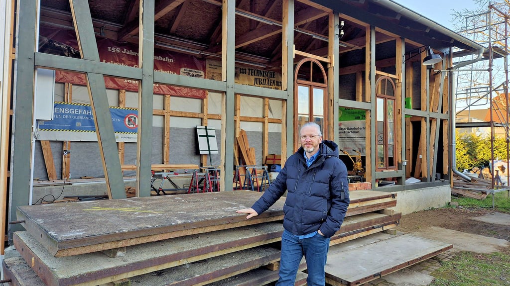 David Falk steht vor dem Lokschuppen am Bahnhof Kötzschau. Alte Bahnübergangsplatten sollen den Boden des Gebäudes bilden. 