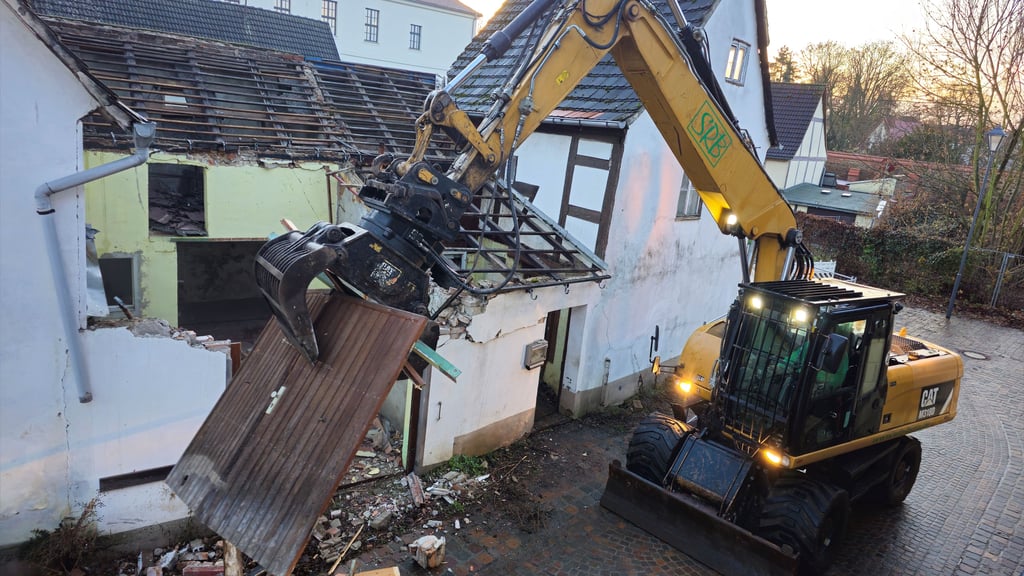 Anf Dezember hat der Abriss der beiden  Wohngebäude Großer Klosterhof 7 und 9 in Zerbst begonnen.