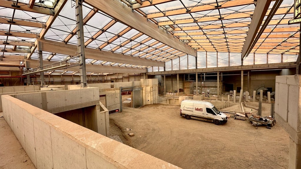 Blick in die Baustelle Dickhäuterhaus. Zu sehen ist die Freilaufhalle. 