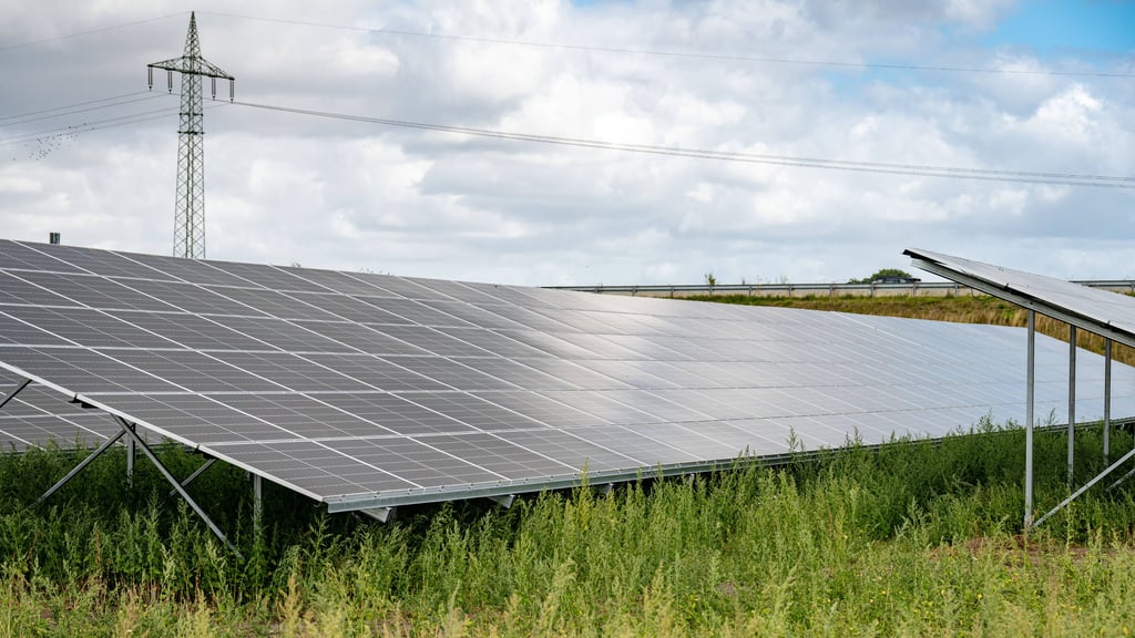 Die Orrön Energieprojekte GmbH möchte – beispielhaft wie hier – auf einer Ackerfläche in etwa einem halben Kilometer Entfernung zum Ortsrand von Rohrsheim eine Photovoltaik-Anlage betreiben.