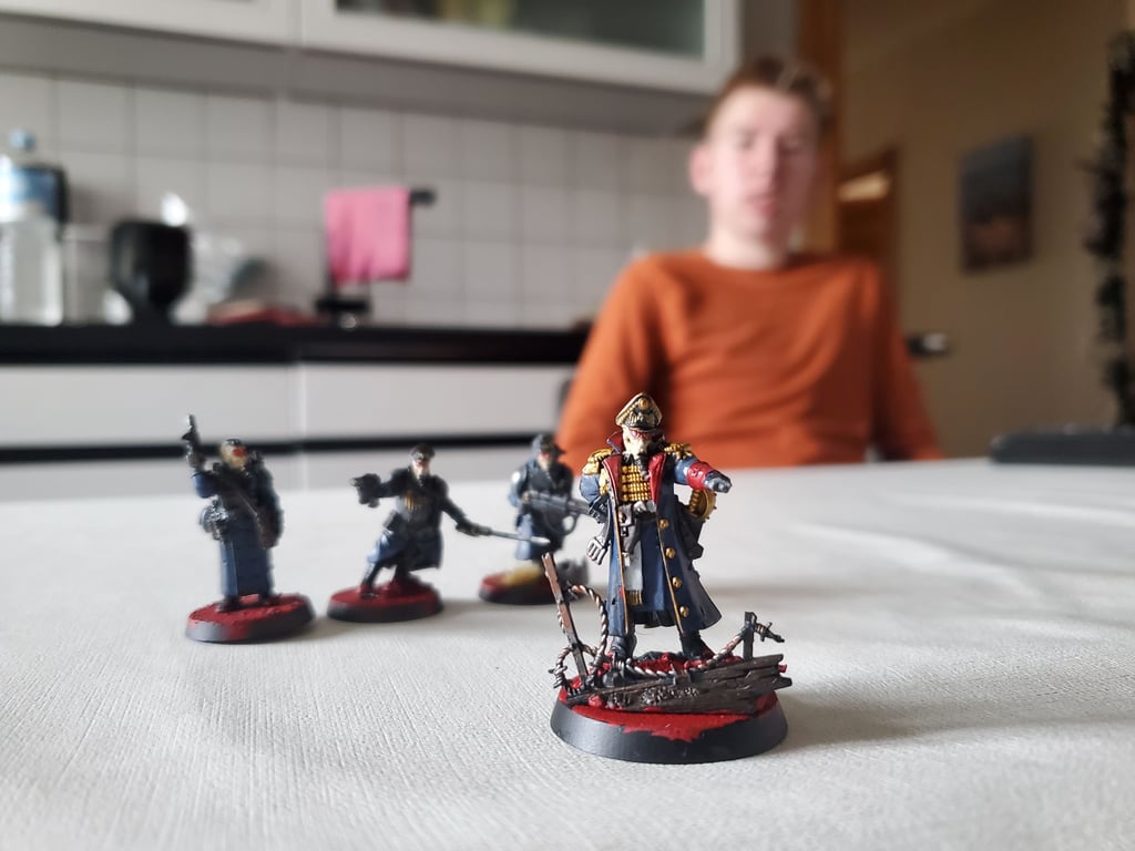 Veit musste seinen Kampfsport krankheitsbedingt aufgeben. Dafür hat er jetzt ein neues Hobby gefunden und käpmft nun auf dem Spielbretter - und mit Pinsel und Kleber.