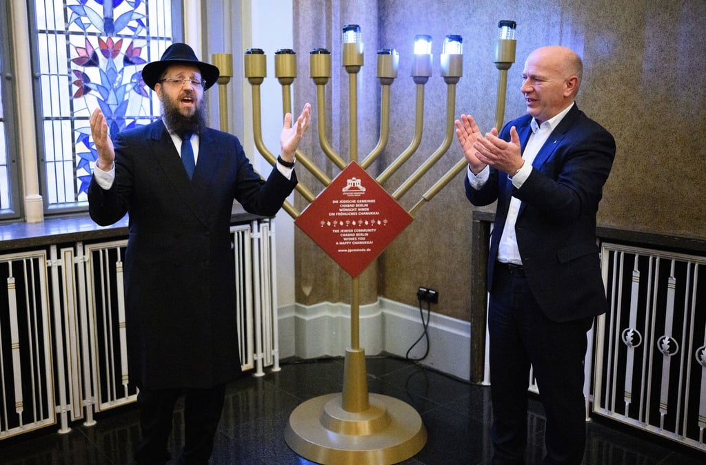 In Berlin stehen an 55 Stellen Chanukka-Leuchter, darunter im Roten Rathaus.