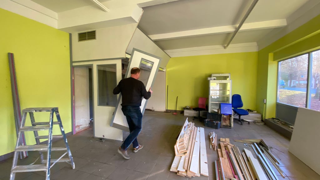 Maik Ledderbohm beim Ausräumen des alten Dorfladens im Halberstädter Ortsteil Schachdorf Ströbeck.