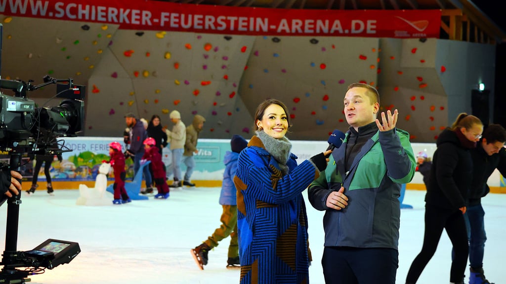 Schierkes Bürgermeister Daniel Schuck (CDU) steht der MDR-Moderatorin Julia Krüger Rede und Antwort.