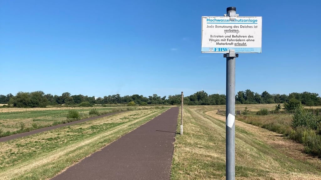 Wie die Gemeinde informiert, wurde ein sogenanntes Wildschutzabwehrmittel entlang der Deichanlage zwischen Biederitz und Gerwisch verteilt.