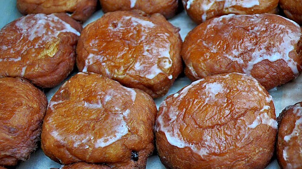 Riesenpfannkuchen warten im Ziel in Sandau auf alle Läufer und Wanderer.