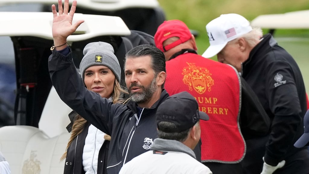 Bettina Anderson ist wiederholt an der Seite von Donald Trump Jr. gesehen worden - wie etwa beim Golf-Besuch seines Präsidenten-Vaters in Schottland im Juli. (Archivbild)