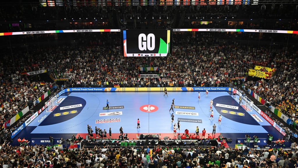 Die deutschen Handballer dürfen sich bei der Heim-WM 2027 wieder auf volle Hallen freuen. (Archivbild)