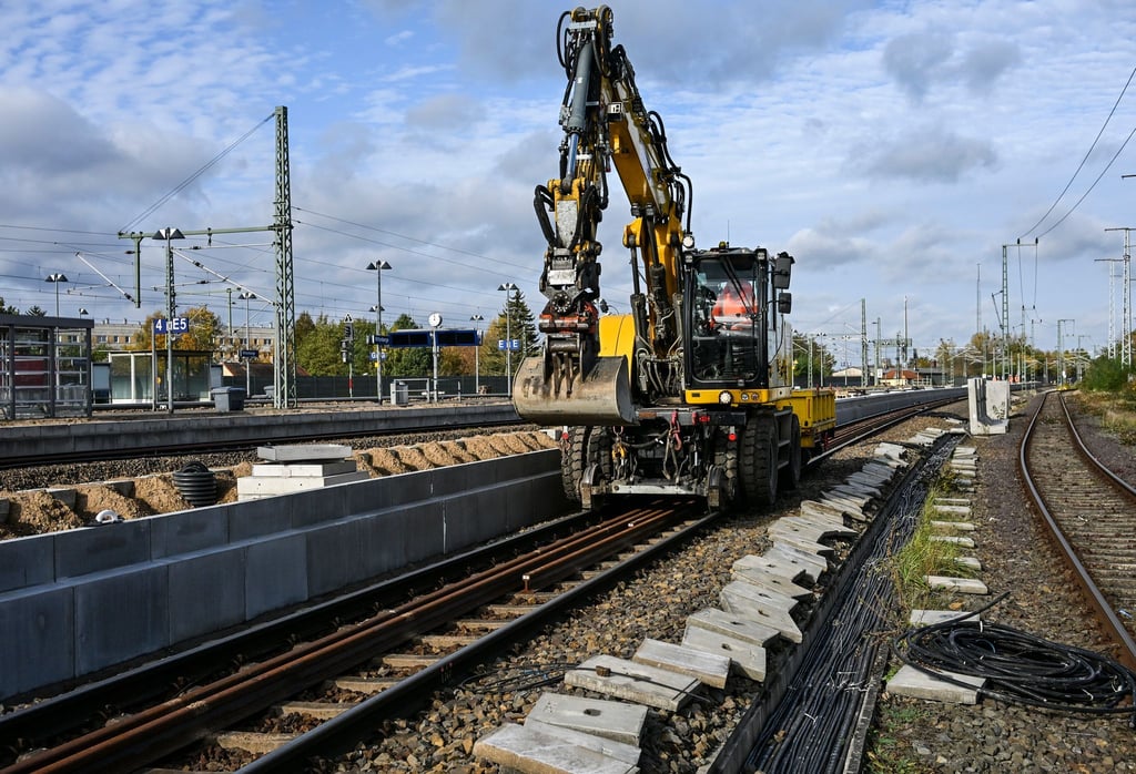 Die Oberbauarbeiten auf der Bahnstrecke Hamburg-Berlin sind inzwischen abgeschlossen. (Archivbild)