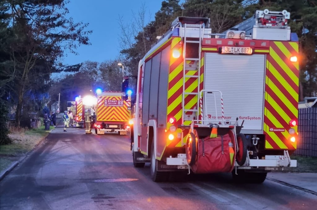 Das Auto war in einem Wohngebiet von Burg in Brand geraten. Gegen 7.20 Uhr war die Feuerwehr vor Ort.
