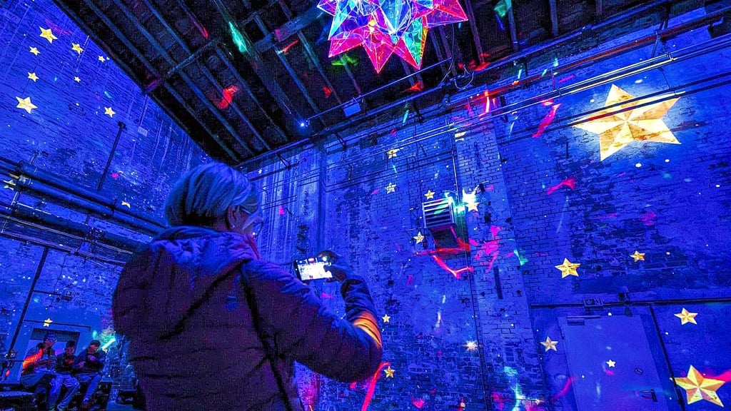 Folge den Sternen: Blick in die „Traumfabrik“-Schau in Leipzig, die in den Winterwochen Familien anlocken will.