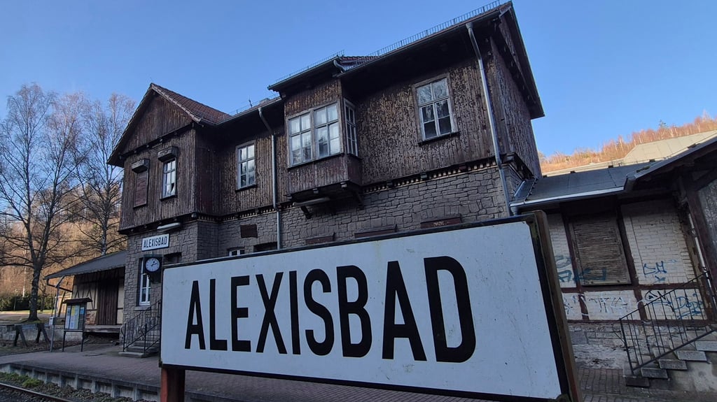 Steht seit vielen Jahren leer: der Bahnhof Alexisbad.