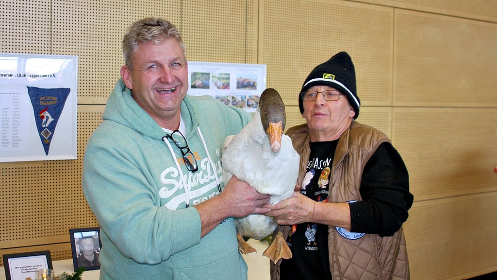 Der stolze  der Gans. Bereits zum dritten Mal schätzte Marko Kuhnert aus Schönebeck das richtige Gewicht erhielt seinen Preis vom Sponsor Hans-Joachim Engelmann. 