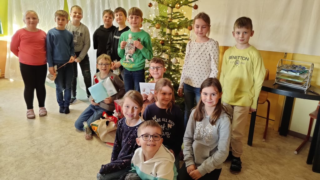 Die Hortkinder freuen sich über die großzügigen Spenden des Calvörder Heimatvereins.