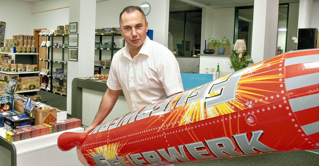 Eine große Auswahl an Feuerwerk führt Pyrotechniker Christian Rosenberg in seinem neuen Geschäft. Aus gesetzlichen Gründen sind die Verpackungen im Shop leer. Feuerwerk darf dort nicht gelagert werden. Rechtzeitig vor Silvester können sich Feuerwerk-Fans ihre Bestellung aber abholen.