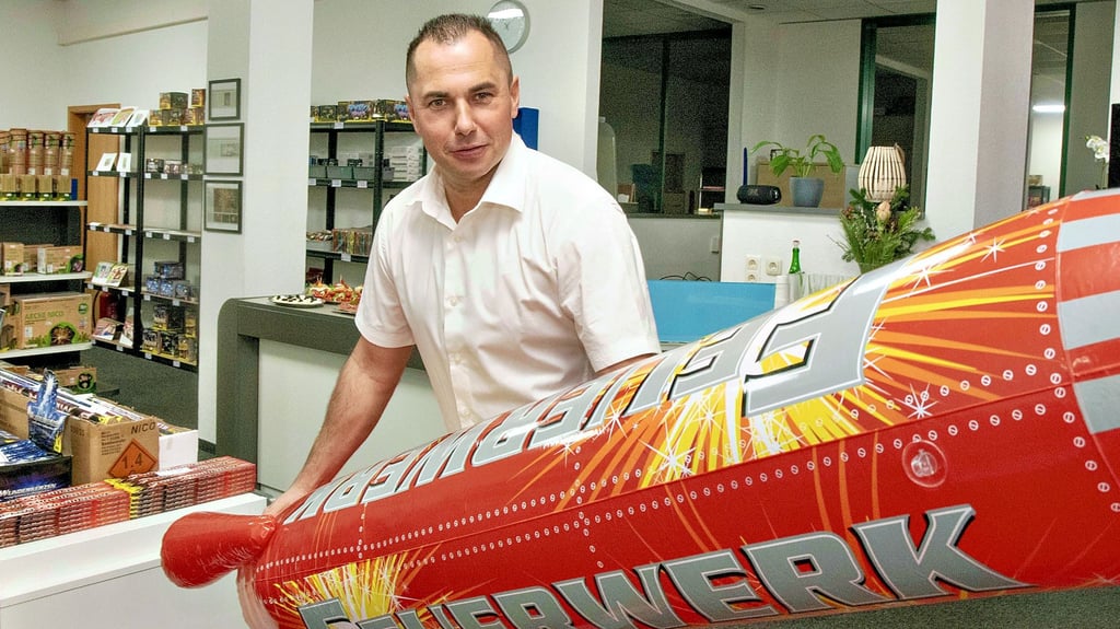 Eine große Auswahl an Feuerwerk führt Pyrotechniker Christian Rosenberg in seinem neuen Geschäft. Aus gesetzlichen Gründen sind die Verpackungen im Shop leer. Feuerwerk darf dort nicht gelagert werden. Rechtzeitig vor Silvester können sich Feuerwerk-Fans ihre Bestellung aber abholen.