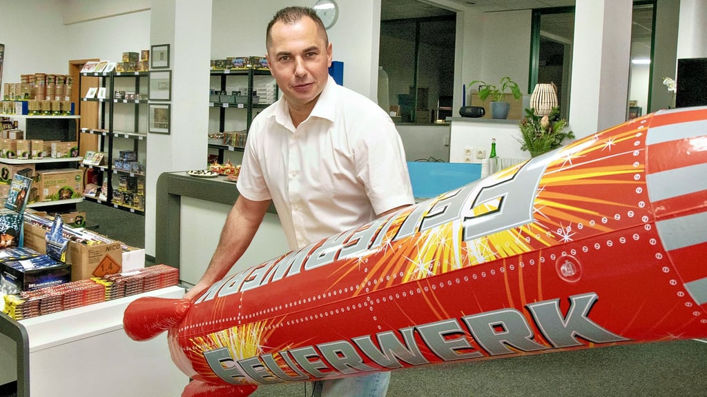 Eine große Auswahl an Feuerwerk führt Pyrotechniker Christian Rosenberg in seinem neuen Geschäft. Aus gesetzlichen Gründen sind die Verpackungen im Shop leer. Feuerwerk darf dort nicht gelagert werden. Rechtzeitig vor Silvester können sich Feuerwerk-Fans ihre Bestellung aber abholen.