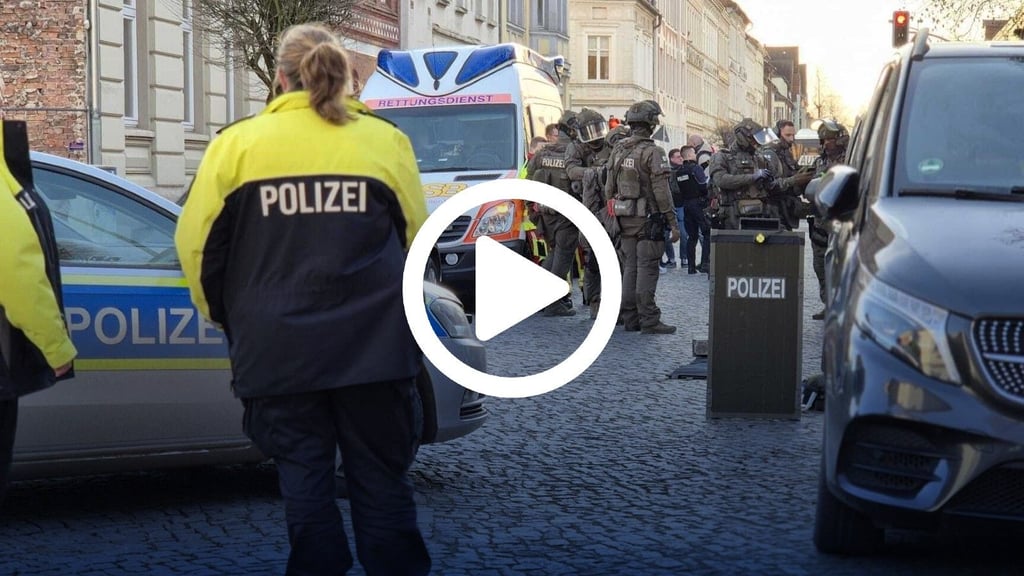 Polizei und SEK sind in der Grabenstraße in Stendal am 16. Dezember im Einsatz.