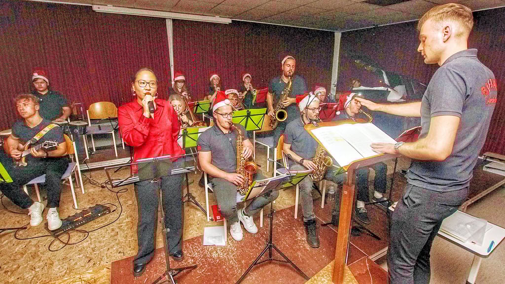 Wie wird es nach dem vorweihnachtlichen Winterkonzert mit der Bigband Aschersleben, hier mit Sängerin Bettina Lee, weitergehen? 