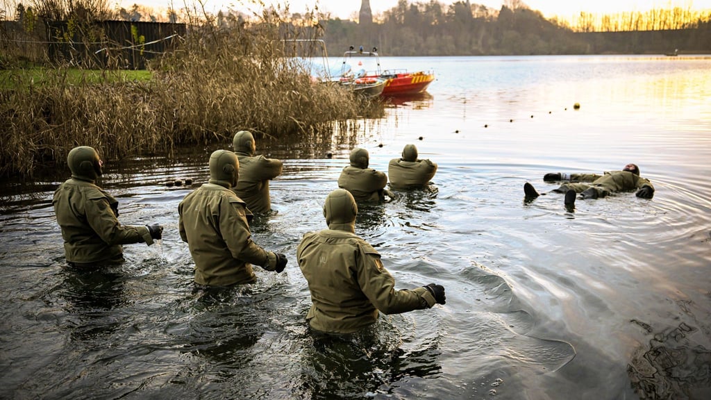 Die Marinetaucher trainieren im Kreidesee Hemmoor.