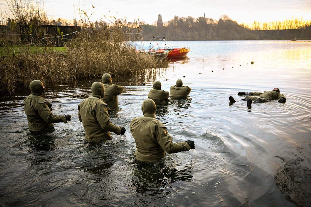 Die Marinetaucher trainieren im Kreidesee Hemmoor.