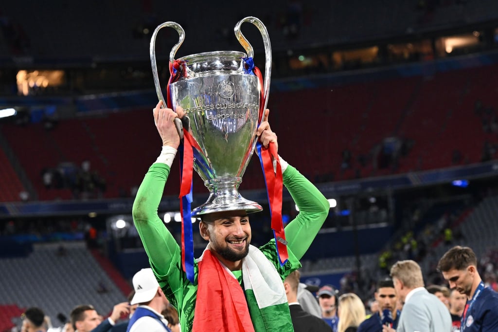 Krönung: Gianluigi Donnarumma mit der Champions-League-Trophäe.