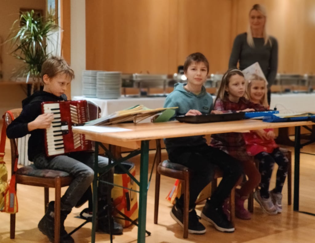Die Enkel von Sieglinde Hänsel präsentieren ein musikalisches Weihnachtsprogramm: Matti, Julian, Elisa und Laura begeistern mit Instrumenten, Gesang und selbst gedichteten Texten.