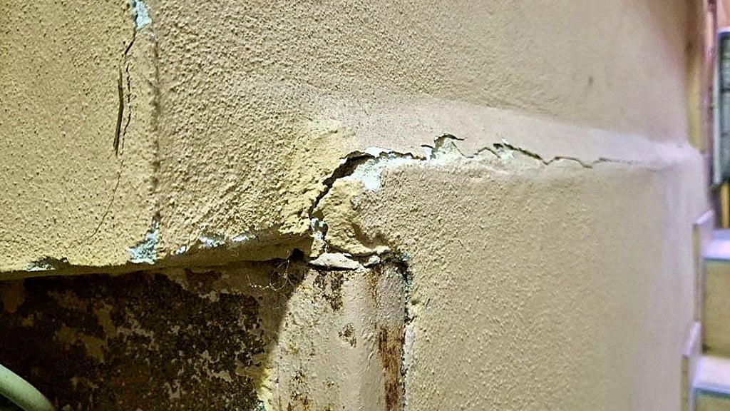 Wie ein Faden zieht sich ein Riss durch ein altes Gebäudes in der Straße Wüste Worth in Stendal.