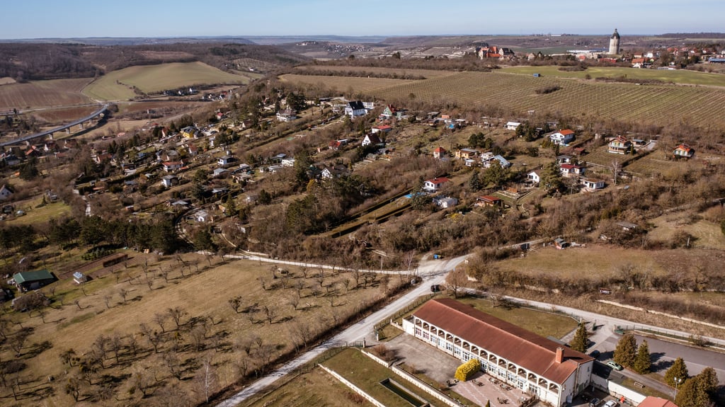 Blick auf das Wochenendhaus-Gebiet Herrenberg oberhalb der Ehrauberge in Freyburg. 