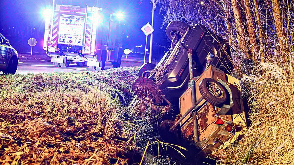 An der Kreuzung L 128/Lindenstraße  in Bad Schmiedeberg ist das Fahrzeug von der Straße abgekommen und hat sich im Graben fast überschlagen.