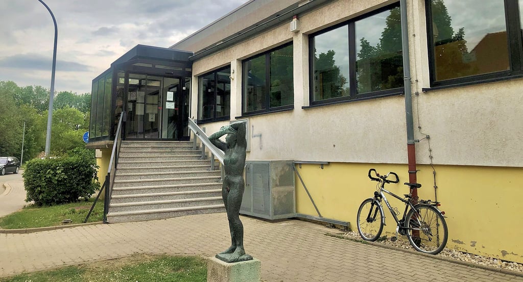 Wie geht es weiter mit der Schwimmhalle in Zeitz? Neubau oder Grundsanierung sind die Optionen. Entscheiden wird das Geld. 