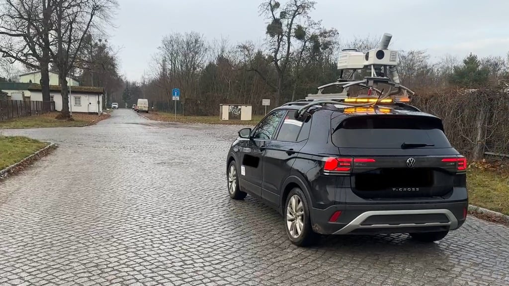 Ein dunkles Auto mit Kamera-Aufsatz wurde zuletzt in der Ortschaft Königsborn in der Gemeinde Biederitz gesichtet. Was hat es damit auf sich?